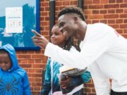 Bukayo Saka è ancora una volta fonte di ispirazione con la donazione di uniformi scolastiche per le famiglie in difficoltà