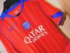 Il PSG debutta con un’elegante terza divisa retrò per la stagione 2025/26