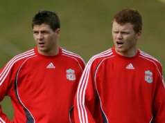 Le leggende del Liverpool affrontano la sfida della potenza di tiro e scoprono chi colpisce più forte