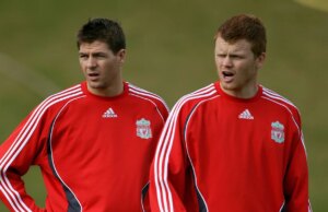 Le leggende del Liverpool affrontano la sfida della potenza di tiro e scoprono chi colpisce più forte