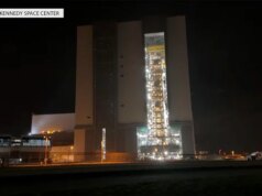 Il razzo lunare riparato torna alla rampa di lancio per il decollo del 1° aprile