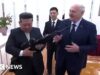Il chief bielorusso regala un fucile al chief nordcoreano Kim mentre firmano il trattato di amicizia