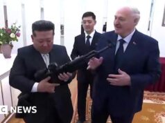 Il chief bielorusso regala un fucile al chief nordcoreano Kim mentre firmano il trattato di amicizia