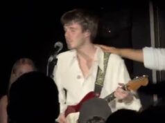 Cruz Beckham appare emozionato mentre esegue la “canzone tributo a Brooklyn”