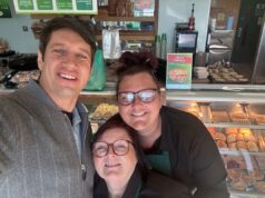 Vernon Kay si ferma alla panetteria della sua città natale, ma i Boltoniani mangiano carne di manzo