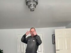 Andy Whyment di Coronation Road deriso dal co-protagonista mentre mostra i passi di danza