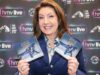 Jane McDonald incontra i tifosi del Manchester e rivela l’unica cosa senza la quale non viaggia mai