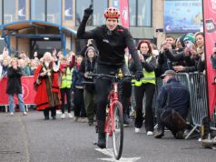 Il “nervoso” Greg James inizia il ciclo di Comedian Aid di 630 miglia dopo il colpo di salute di papà