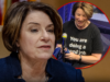 La senatrice Amy Klobuchar indossa una maglietta con la scritta “Buon lavoro” durante la chiusura del governo