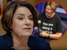La senatrice Amy Klobuchar indossa una maglietta con la scritta “Buon lavoro” durante la chiusura del governo