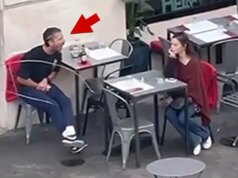 Shia LaBeouf urla alla donna seduta accanto a lui al ristorante, in video