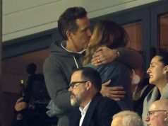 Blake Vigorous bacia appassionatamente Ryan Reynolds in una rara apparizione congiunta mentre infuria la sua guerra in tribunale con Justin Baldoni