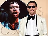 La star di Sinners Jack O’Connell sciocca gli Oscar quando arriva sul tappeto rosso con le zanne da vampiro macchiate di sangue