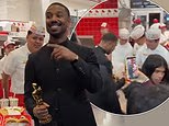 Il vincitore del miglior attore Michael B. Jordan si dirige all’In-N-Out Burger dopo gli Oscar con il suo premio al seguito