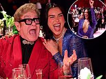 Elton John si riunisce con l’amica di lunga information Dua Lipa in scatti MOLTO vivaci mentre lei sparge soldi durante l’asta di beneficenza alla sua festa per la visione degli Oscar