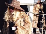 Madonna, 67 anni, sembra disinvoltamente stylish sorseggiando un espresso mentre indossa un gigantesco cappello Louis Vuitton a Venezia