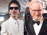 Momento in cui Steven Spielberg evita l’imbarazzante incontro con Timothee Chalamet agli Oscar dopo aver criticato i suoi commenti sull’opera