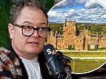 Alan Carr annuncia che ora è un barone e scherza sul fatto che sta per entrare nella sua “period delle torrette” dopo aver acquistato un castello scozzese in stile Traditori da 3,25 milioni di sterline.