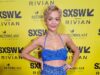 Rita Ora sfoggia i suoi addominali in un abito all’uncinetto blu brillante e condivide uno scatto di lingerie vivace mentre vola dagli Oscar alla première di He Bled Neon al SXSW