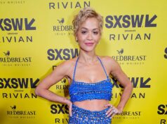 Rita Ora sfoggia i suoi addominali in un abito all’uncinetto blu brillante e condivide uno scatto di lingerie vivace mentre vola dagli Oscar alla première di He Bled Neon al SXSW