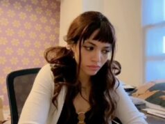 La figlia di David Bowie, Lexi Jones, condivide video strazianti della sua infanzia con la defunta pop star mentre scrive poesie sui ricordi che svaniscono e sul “ricordare la sua risata”