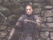 Sophie Turner brandisce una pistola mentre interpreta il personaggio di Lara Croft per girare scene d’azione drammatiche per Tomb Raider sul set nel Surrey