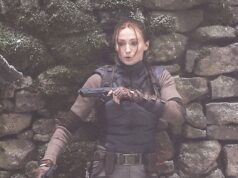 Sophie Turner brandisce una pistola mentre interpreta il personaggio di Lara Croft per girare scene d’azione drammatiche per Tomb Raider sul set nel Surrey