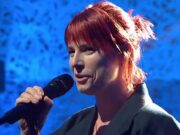 La vincitrice dell’Oscar Jessie Buckley sembra irriconoscibile con i capelli rossi mentre esegue la canzone Troy di Sinead O’Connor in omaggio al defunto cantante