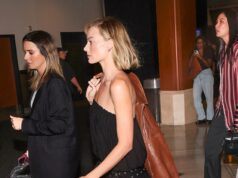 Margot Robbie mostra il suo nuovo caschetto stylish mentre fa girare la testa con un miniabito nero senza spalline per riunirsi con Samara Weaving incinta alla proiezione di Prepared Or Not 2