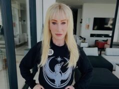 Kathy Griffin, 65 anni, sembra favolosa come una bomba bionda mentre i fan la paragonano a Hannah Montana di Miley Cyrus