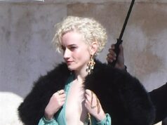 Julia Garner gira la testa in abito scollato mentre gira le scene di The Studio di Apple TV insieme a Donald Glover a Venezia