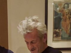 Sean Penn riceve un Oscar fatto con il metallo di un treno ucraino saltato in aria dopo aver saltato la cerimonia per visitare Kiev