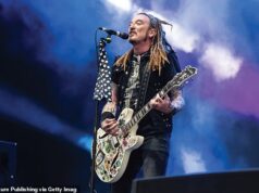 Il frontman dei Wildhearts, 61 anni, rivela di aver rifiutato le treatment e che gli restano due o tre anni di vita dopo che gli è stata diagnosticata una forma di cancro “rara e aggressiva”