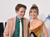Robert Pattinson lascia intendere di aver sposato segretamente Suki Waterhouse mentre la sua co-protagonista Zendaya stuzzica le sue stesse voci sul matrimonio