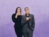 Dua Lipa collabora con George Clooney per riavviare la sua campagna ventennale di Nespresso mentre posano per un nuovo servizio fotografico