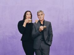 Dua Lipa collabora con George Clooney per riavviare la sua campagna ventennale di Nespresso mentre posano per un nuovo servizio fotografico