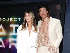 Heidi Klum, 52 anni, è affiancato dal figlio modello Henry Samuel, 20 anni, mentre guidano il glamour del tappeto rosso alla premiere di New York Mission Hail Mary