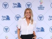 Samantha Armytage mostra la sua perdita di peso mentre posa in un elegante completo monocromatico all’evento di beneficenza di Sydney