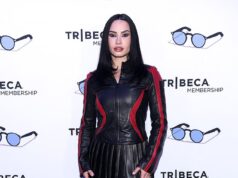 Demi Lovato appare snella con un completo di pelle dopo aver parlato dello stress dovuto al suo disturbo alimentare