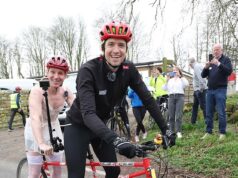 Jamie Laing sfoggia lingerie mentre ricambia il favore e sostiene il collega di Radio 1 Greg James nella sua sfida del ciclo Comedian Aid – un anno dopo la sua extremely maratona