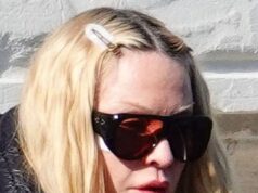 Madonna, 67 anni, esce con una misteriosa benda sulla guancia mentre prende un taxi acqueo a Venezia