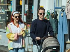 Dianne Buswell e Joe Sugg vengono visti per la prima volta dalla nascita del loro figlio Bowden mentre si godono una passeggiata in famiglia con sua sorella Zoe e il suo fidanzato Alfie Deyes dopo aver dato il benvenuto al loro primo figlio insieme