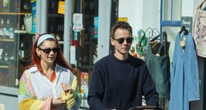 Dianne Buswell e Joe Sugg vengono visti per la prima volta dalla nascita del loro figlio Bowden mentre si godono una passeggiata in famiglia con sua sorella Zoe e il suo fidanzato Alfie Deyes dopo aver dato il benvenuto al loro primo figlio insieme