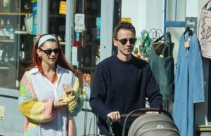 Dianne Buswell e Joe Sugg vengono visti per la prima volta dalla nascita del loro figlio Bowden mentre si godono una passeggiata in famiglia con sua sorella Zoe e il suo fidanzato Alfie Deyes dopo aver dato il benvenuto al loro primo figlio insieme