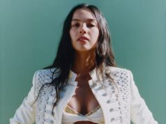 Olivia Rodrigo rivela di essersi unita a Raya per un mese, di aver avuto i primi baci a Chiltern Firehouse ma di restare reticente riguardo alle voci divise di Louis Partridge mentre stupisce in uno straordinario servizio fotografico per British Vogue