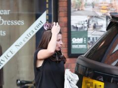 Coleen Rooney sfoggia bigodini rosa tra i capelli mentre fa commissioni nel Cheshire