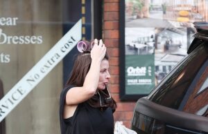 Coleen Rooney sfoggia bigodini rosa tra i capelli mentre fa commissioni nel Cheshire