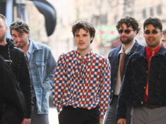 Cruz Beckham porta il suo tour in Europa mentre passeggia per Parigi con l’orgogliosa fidanzata Jackie Apostel e i suoi compagni di band prima del suo ultimo concerto