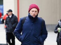 Gabriel Byrne, 75 anni, il più grande attore mai nominato per un Oscar, fa una rara gita a New York, guardalo ora