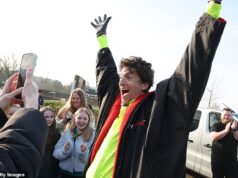 Greg James urla di gioia quando apprende di aver raccolto 2,8 milioni di sterline per la sfida ciclistica Comedian Reduction, a pochi chilometri dal traguardo di Edimburgo